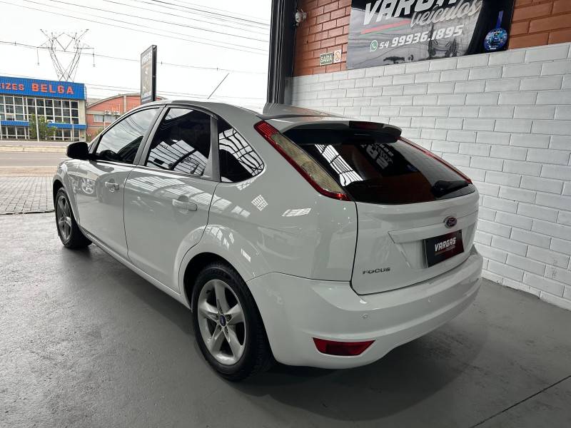 FORD - FOCUS - 2011/2012 - Branca - R$ 44.900,00