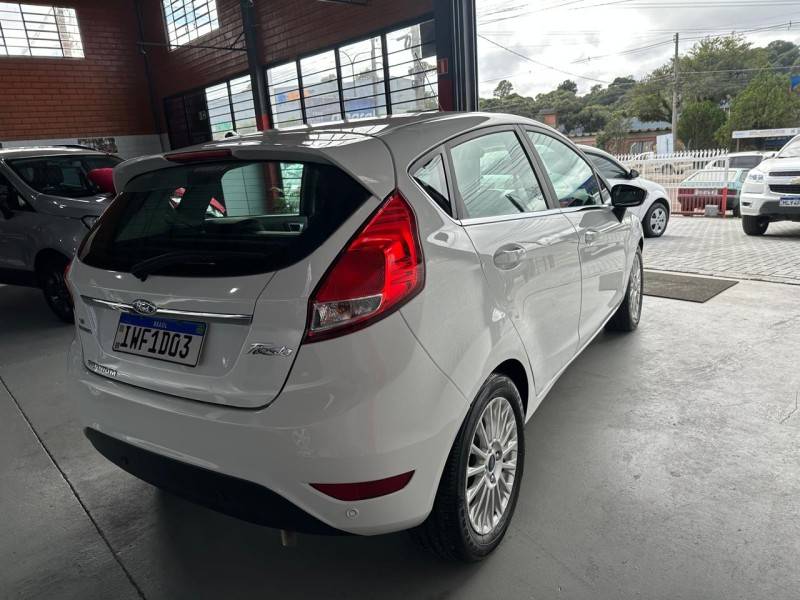 FORD - FIESTA - 2014/2015 - Branca - R$ 50.000,00