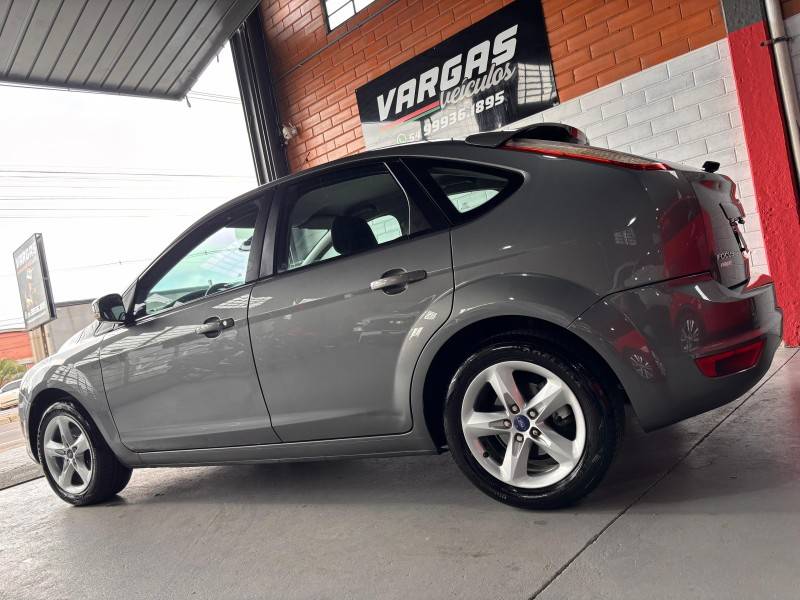 FORD - FOCUS - 2012/2013 - Cinza - R$ 41.000,00