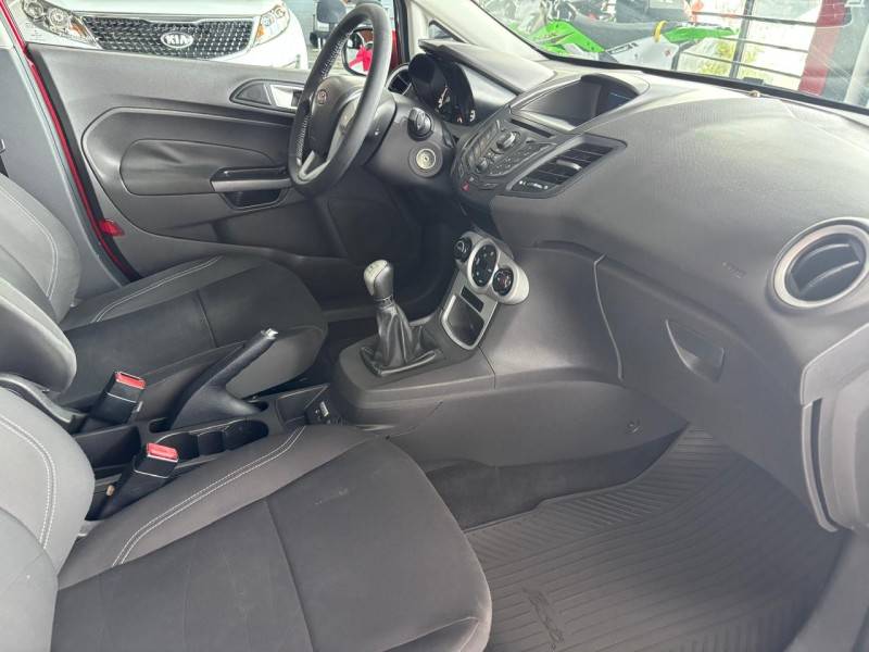 FORD - FIESTA - 2016/2017 - Vermelha - R$ 53.000,00